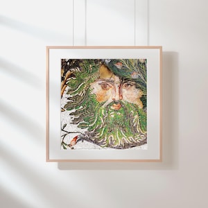 Pode incluir: Arte em mosaico emoldurada retratando um rosto de Homem Verde. A obra apresenta um rosto com barba e folhagem verdes, dentro de uma moldura castanha clara. O mosaico é composto por pequenas telhas coloridas, criando uma imagem detalhada e texturizada.