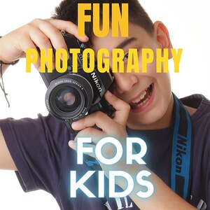 Pode incluir: Um jovem sorri enquanto segura uma c&acirc;mera Nikon preta com uma lente prateada. O texto "FUN PHOTOGRAPHY FOR KIDS" est&aacute; escrito em letras amarelas e azuis sobre um fundo branco.