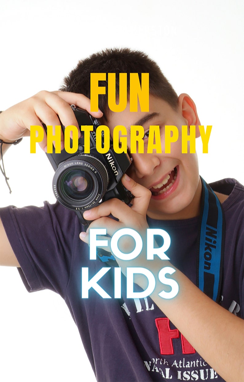 Pode incluir: Um jovem sorri enquanto segura uma c&acirc;mera Nikon preta com uma lente prateada. O texto "FUN PHOTOGRAPHY FOR KIDS" est&aacute; escrito em letras amarelas e azuis sobre um fundo branco.