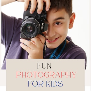 Pode incluir: Um jovem segurando uma c&acirc;mera Nikon preta com uma lente, olhando atrav&eacute;s do visor e sorrindo. O texto "FUN PHOTOGRAPHY FOR KIDS" est&aacute; escrito em vermelho e azul sobre um fundo bege, com o nome "Pemra Y&uuml;ce" escrito em preto abaixo.