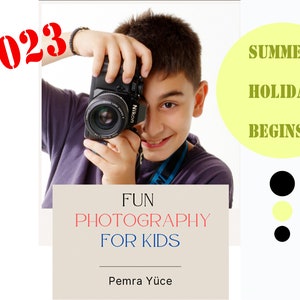 Pode incluir: Uma pessoa jovem segurando uma c&acirc;mera Nikon preta, sorrindo. O texto "FUN PHOTOGRAPHY FOR KIDS" est&aacute; abaixo da imagem. O texto "Pemra Y&uuml;ce" est&aacute; abaixo do texto. O ano 2023 est&aacute; em vermelho no canto superior esquerdo da imagem. Um c&iacute;rculo amarelo com o texto "SUMMER HOLIDAY BEGINS" est&aacute; no lado direito da imagem. Dois c&iacute;rculos pretos e um c&iacute;rculo amarelo est&atilde;o abaixo do texto.