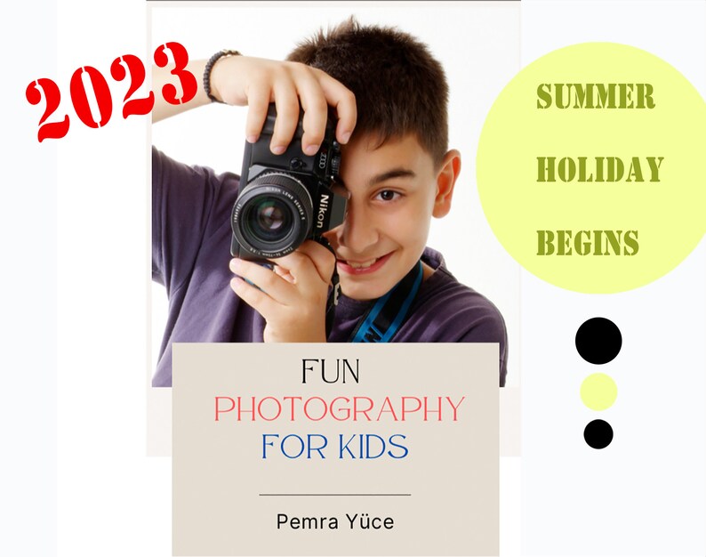 Pode incluir: Uma pessoa jovem segurando uma c&acirc;mera Nikon preta, sorrindo. O texto "FUN PHOTOGRAPHY FOR KIDS" est&aacute; abaixo da imagem. O texto "Pemra Y&uuml;ce" est&aacute; abaixo do texto. O ano 2023 est&aacute; em vermelho no canto superior esquerdo da imagem. Um c&iacute;rculo amarelo com o texto "SUMMER HOLIDAY BEGINS" est&aacute; no lado direito da imagem. Dois c&iacute;rculos pretos e um c&iacute;rculo amarelo est&atilde;o abaixo do texto.