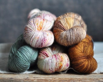 255 EUR/kg - GarnStories  Wollset - handgefärbt - reine Merino - Singles - 5 Stränge im Set - 366m/100g - Fingering – #J21