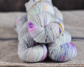 269 EUR/kg - GarnStories Merino Singles - teint à la main - pur Mérinos (superwash) - 366 m/100g - Colorful Dog #45