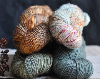 255 EUR/kg - GarnStories wolset - handgeverfd - pure merino - singles - 4 strengen in een set - 366 m/100g - vingerzetting - #J24