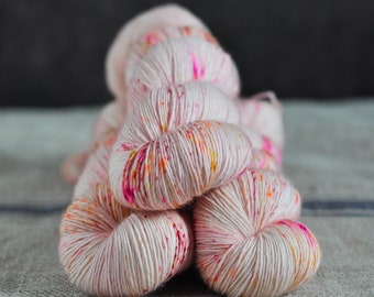 269 EUR/kg - GarnStories Merino Singles - handgeverfd - pure Merino (superwash) - 366 m/100g - Kleurrijke Hond #49