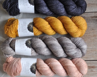 255 EUR/kg - GarnStories wolset - handgeverfd - pure Merino - enkele strengen - 4 strengen in een set - 366 m/100g - Fingering – Soul #9