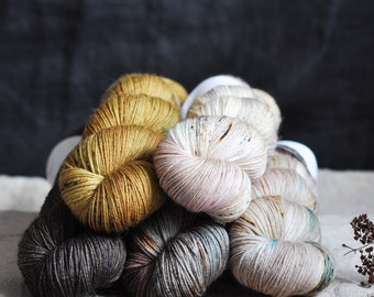 255 EUR/kg - Juego de lana GarnStories - teñido a mano - Merino puro - 5 ovillos en un juego - 400 m/100g - Digitación - #J25