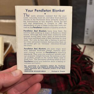 Manta vintage de lana a cuadros Pendleton Highland n.° 8, color rojo con flecos y bolsa imagen 4