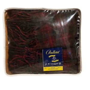 Manta vintage de lana a cuadros Pendleton Highland n.° 8, color rojo con flecos y bolsa imagen 1