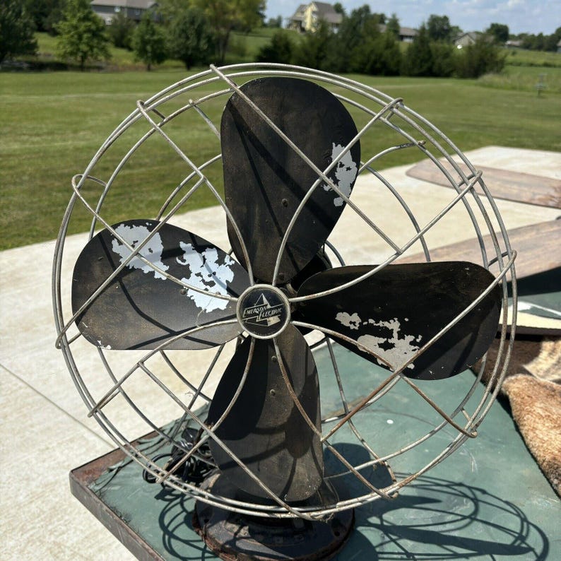 Ventilador de mesa de tres velocidades Emerson Art Deco Type 77648-SO de 16" imagen 1