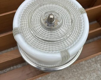 Lámpara de techo vintage Art Déco de los años 50 con pantalla de cristal opalino transparente estilo atómico.