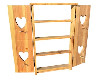 Estantería de pared vintage de madera con forma de corazón, 31x18 pulgadas, estilo cottagecore, con puertas.