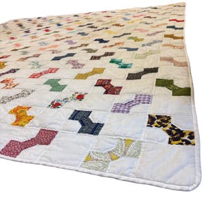 Colcha vintage de patchwork con diseño de pajarita, 84"x85", acolchada a mano en algodón.