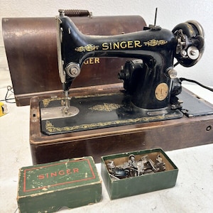 1923 Singer Sewing Machine Model 99K Bentwood Case Locks Turns on No Knee Pedal