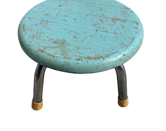 Reposapiés Silkauf vintage, taburete con tapa de madera pintada y patas cromadas, estilo rústico.