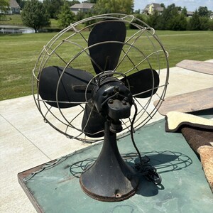 Ventilador de mesa de tres velocidades Emerson Art Deco Type 77648-SO de 16" imagen 4