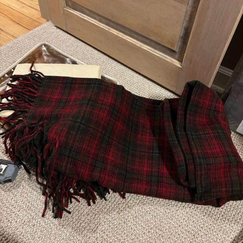 Manta vintage de lana a cuadros Pendleton Highland n.° 8, color rojo con flecos y bolsa imagen 3