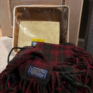 Manta vintage de lana a cuadros Pendleton Highland n.° 8, color rojo con flecos y bolsa imagen 2