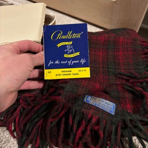Manta vintage de lana a cuadros Pendleton Highland n.° 8, color rojo con flecos y bolsa imagen 6