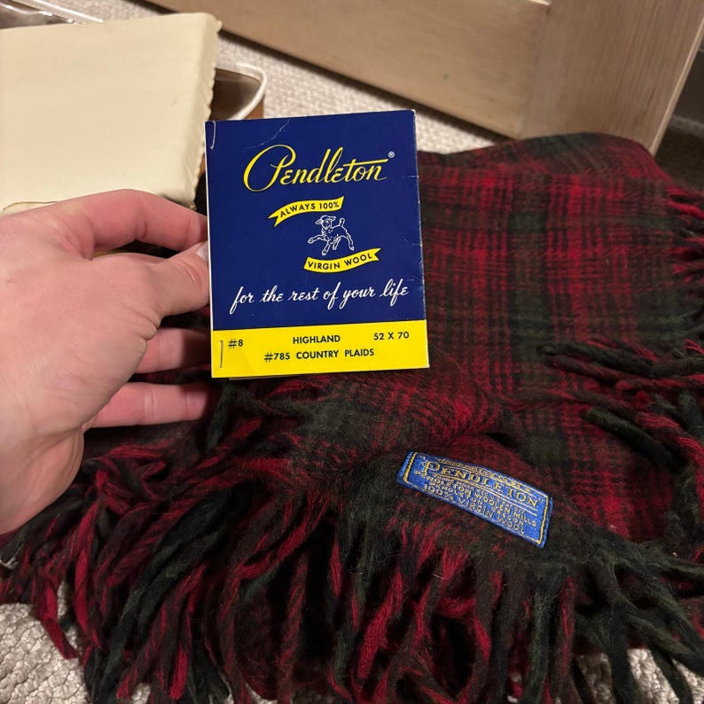 Manta vintage de lana a cuadros Pendleton Highland n.° 8, color rojo con flecos y bolsa imagen 6