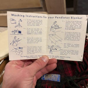 Manta vintage de lana a cuadros Pendleton Highland n.° 8, color rojo con flecos y bolsa imagen 5