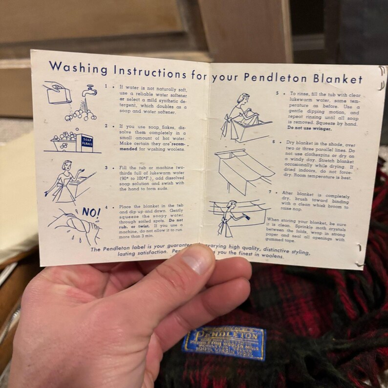 Manta vintage de lana a cuadros Pendleton Highland n.° 8, color rojo con flecos y bolsa imagen 5