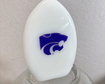 Pisapapeles de vidrio opalino Fenton con forma de medio balón de fútbol americano de los Kansas State Wildcats con etiqueta.