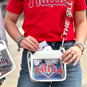 Bolso bandolera transparente Phila, aprobado por el estadio, con correa roja con cuentas "Ring the Bell"