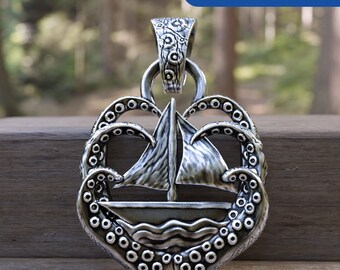 Peut inclure: Pendentif en argent représentant un voilier pris dans les tentacules d'une pieuvre. Le pendentif a un design détaillé avec une surface texturée.
