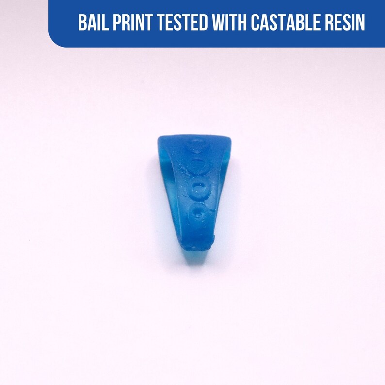 Peut inclure: Une bague bleu vif avec un motif de cercles. La bague est pos&eacute;e sur un fond blanc. Le texte "BAIL PRINT TESTED WITH CASTABLE RESIN" est affich&eacute; dans une banni&egrave;re bleue en haut.