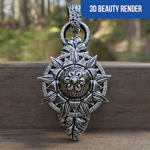 Puede incluir: Un colgante de plata con un diseño de sol radiante detallado y una flor más pequeña en el centro. El colgante está unido a un bucle en la parte superior.