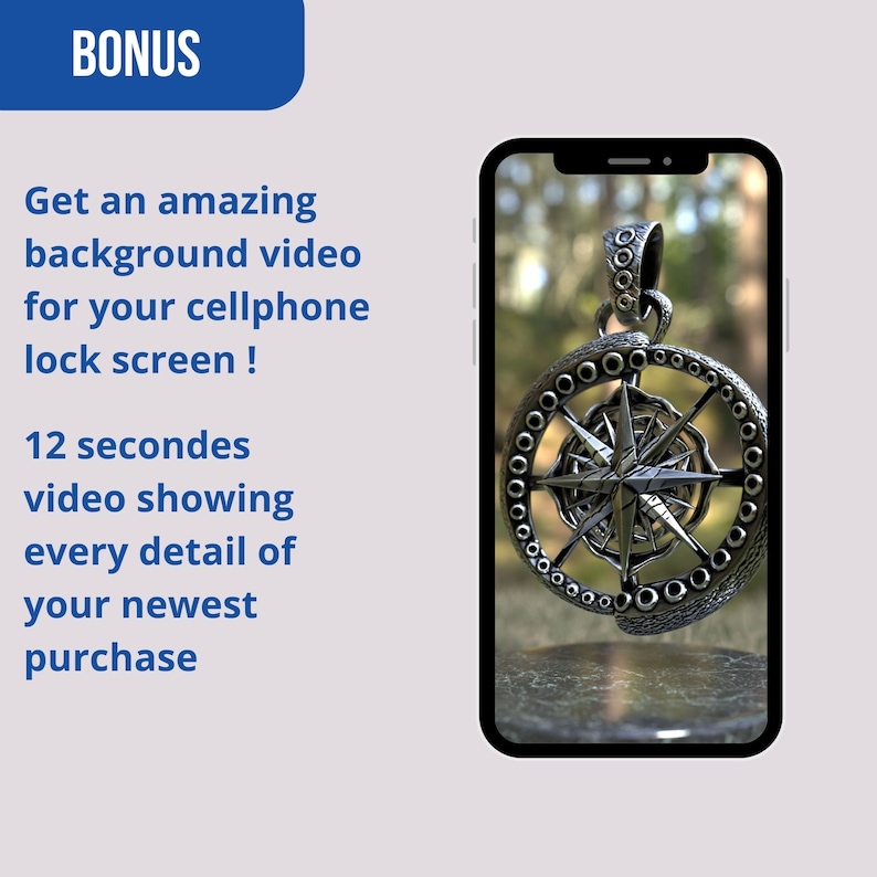 Peut inclure: Un pendentif boussole argent&eacute; avec un design d&eacute;taill&eacute; est affich&eacute; sur l'&eacute;cran d'un smartphone. Le t&eacute;l&eacute;phone est plac&eacute; sur un arri&egrave;re-plan naturel flou. Le texte indique "BONUS" et "Obtenez une vid&eacute;o de fond incroyable pour votre &eacute;cran de verrouillage de t&eacute;l&eacute;phone portable !"