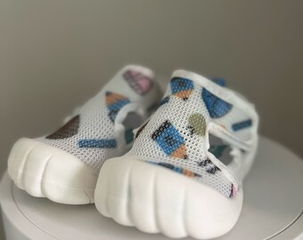 Sandalias de verano transpirables de malla de aire para niños, zapatos informales Unisex para bebés de 1 a 4T, suela blanda antideslizante, zapatos ligeros para primeros pasos para niños