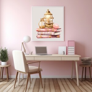 Pode incluir: Uma ilustra&ccedil;&atilde;o digital de uma pilha de livros rosa e dourados com uma lanterna dourada e uma pequena garrafa de vidro no topo. Os livros t&ecirc;m detalhes dourados e a lanterna tem uma vela dentro.
