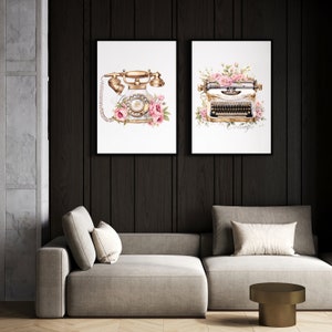 Pode incluir: Duas impress&otilde;es emolduradas com ilustra&ccedil;&otilde;es de inspira&ccedil;&atilde;o vintage. A primeira impress&atilde;o apresenta um telefone rotativo dourado com rosas cor-de-rosa. A segunda impress&atilde;o apresenta uma m&aacute;quina de escrever branca com rosas cor-de-rosa e a palavra "Cottage".