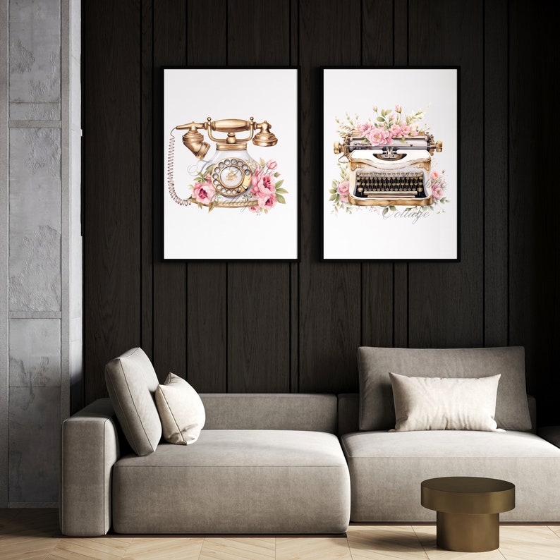 Pode incluir: Duas impress&otilde;es emolduradas com ilustra&ccedil;&otilde;es de inspira&ccedil;&atilde;o vintage. A primeira impress&atilde;o apresenta um telefone rotativo dourado com rosas cor-de-rosa. A segunda impress&atilde;o apresenta uma m&aacute;quina de escrever branca com rosas cor-de-rosa e a palavra "Cottage".