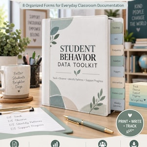 Könnte beinhalten: Ein weißer Ordner mit dem Titel Student Behavior Data Toolkit, salbeigrünen Blattmotiven und Registerkarten mit der Beschriftung Tracking, ABC, Frequency, Duration, Triggers, Intervention, Pattern Grid und Weekly Summary, dazu ein Stift und ein Notizblock.