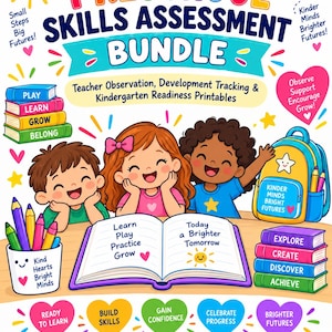 Pode incluir: Um cartaz educativo colorido intitulado Preschool Skills Assessment Bundle com três crianças em desenho animado, pilhas de livros rotulados Play, Learn, Grow, Belong, Explore, Create, Discover, Achieve, um porta-lápis e uma mochila.