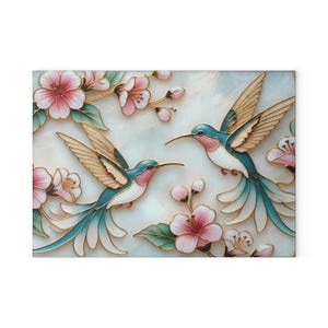 Pode incluir: Impress&atilde;o decorativa em tela com dois beija-flores com detalhes azuis, rosa e dourado, sobre um fundo suave e claro. As aves s&atilde;o cercadas por flores rosa e folhas verdes, criando um design inspirado na natureza.