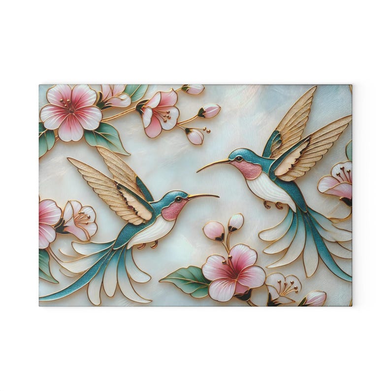 Pode incluir: Impress&atilde;o decorativa em tela com dois beija-flores com detalhes azuis, rosa e dourado, sobre um fundo suave e claro. As aves s&atilde;o cercadas por flores rosa e folhas verdes, criando um design inspirado na natureza.