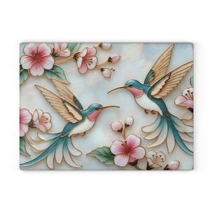 Pode incluir: Obra de arte retangular decorativa com dois beija-flores com detalhes em azul, rosa e dourado, rodeados por flores de cerejeira rosa e folhas verdes. As aves t&ecirc;m bicos longos e penas da cauda azuis fluidas, sobre um fundo azul claro.