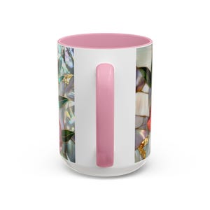 Pu&ograve; includere: Tazza in ceramica bianca con interno e manico rosa. La tazza presenta un colorato motivo floreale con foglie verdi e dettagli dorati. Il design avvolge la tazza.