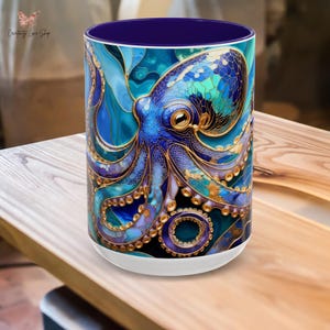 Pode incluir: Uma caneca cilíndrica de cerâmica com uma ilustração vibrante e multicolorida de um polvo com contornos dourados intrincados. O design incorpora tons de azul profundo, azul-petróleo e roxo, com uma borda interna roxa e base branca.
