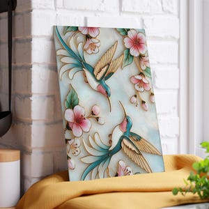 Pode incluir: T&aacute;bua de corte decorativa retangular com uma ilustra&ccedil;&atilde;o detalhada de dois beija-flores e flores rosa e brancas. As aves t&ecirc;m detalhes em azul, rosa e dourado. O fundo &eacute; azul claro com uma textura sutil.