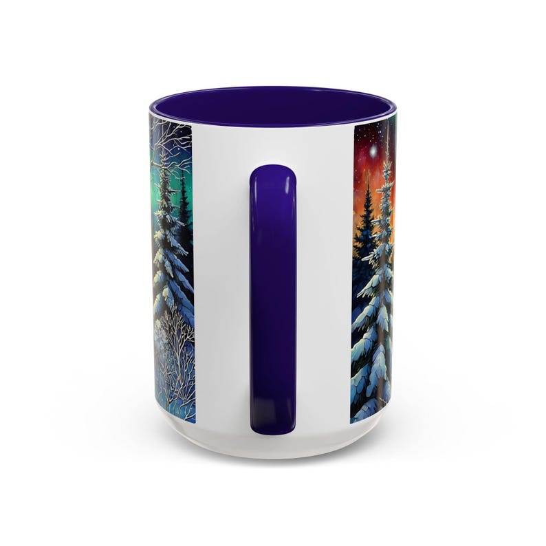 Peut inclure: Mug en c&eacute;ramique blanche avec int&eacute;rieur et anse bleu fonc&eacute;. Le mug pr&eacute;sente un paysage hivernal avec des pins enneig&eacute;s et un ciel color&eacute;. La anse est bleu fonc&eacute;.