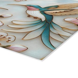 Pode incluir: Painel decorativo com um beija-flor em voo, com corpo turquesa, penas da cauda brancas e turquesas e asas douradas. Acentos florais rosa e brancos circundam o p&aacute;ssaro contra um fundo claro. O painel tem um acabamento brilhante.