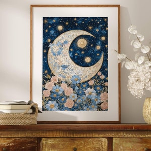 Puede incluir: Una impresión enmarcada de una luna creciente con estrellas doradas y un diseño floral en tonos azules, rosas y blancos.