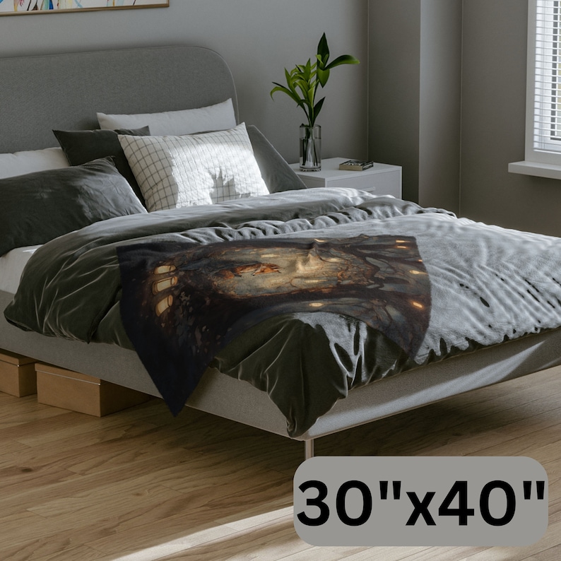 K&ouml;nnte beinhalten: Eine dunkel gef&auml;rbte Decke mit einem Fantasy-Kunstdesign, das eine detaillierte Illustration einer mystischen Szene zeigt. Die Decke misst 76 cm x 102 cm und ist &uuml;ber einem Bett mit grauer Bettw&auml;sche drapiert. Das Kunstwerk enth&auml;lt warme T&ouml;ne und komplizierte Details.
