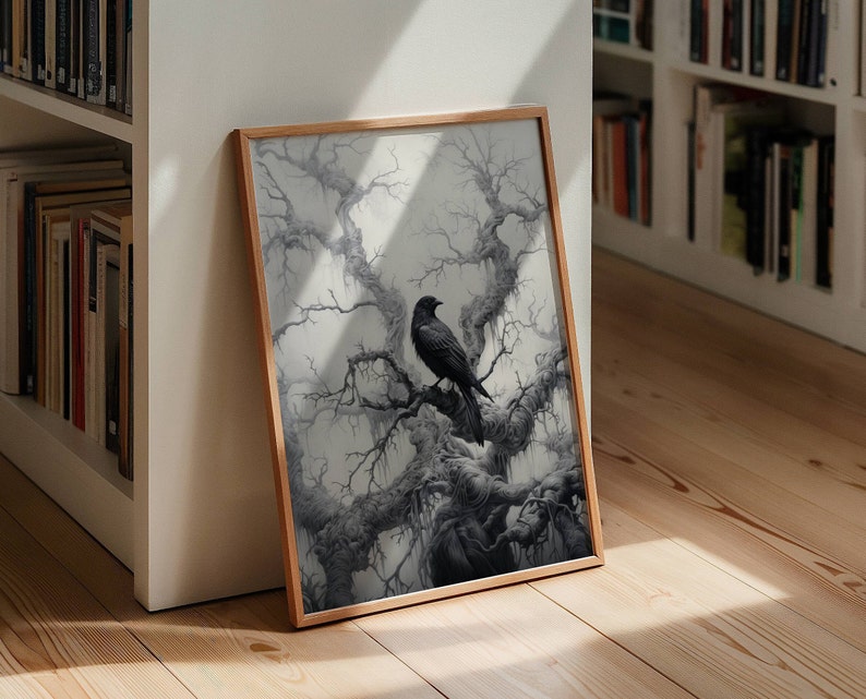 K&ouml;nnte beinhalten: Eine gerahmte Schwarzwei&szlig;illustration eines Rabens, der auf einem Ast eines kahlen Baumes sitzt. Der Hintergrund ist hellgrau mit einem Hauch von Blau.